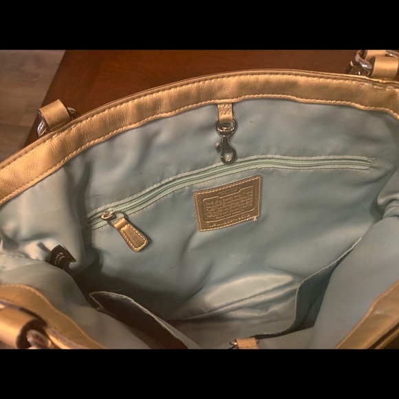 Authentic cross body/shoulder Coach purse. - Picture 11 of 13